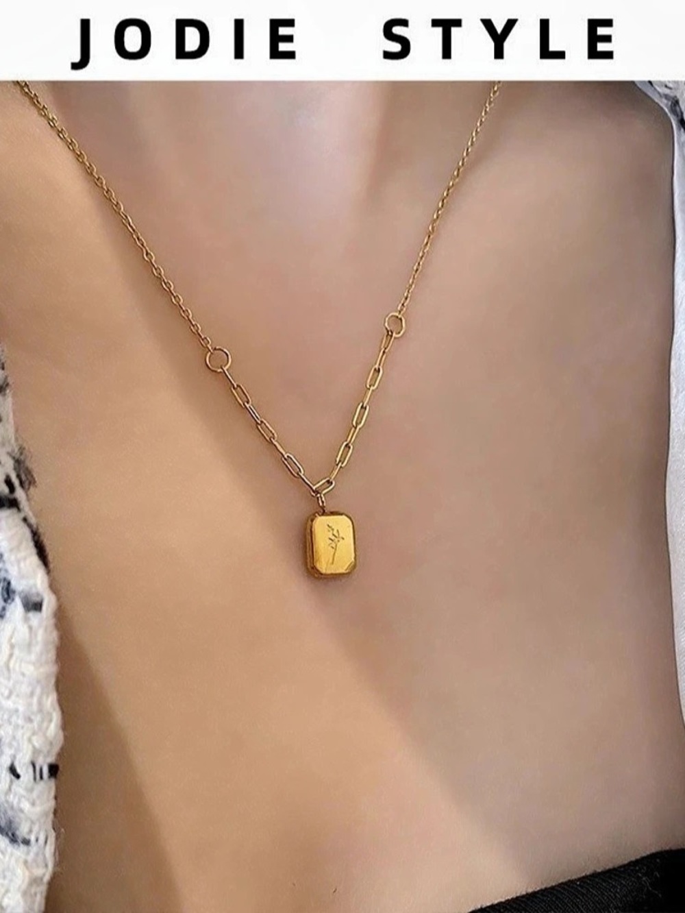 JODIE STYLE Pendant Necklace in Gold NWT